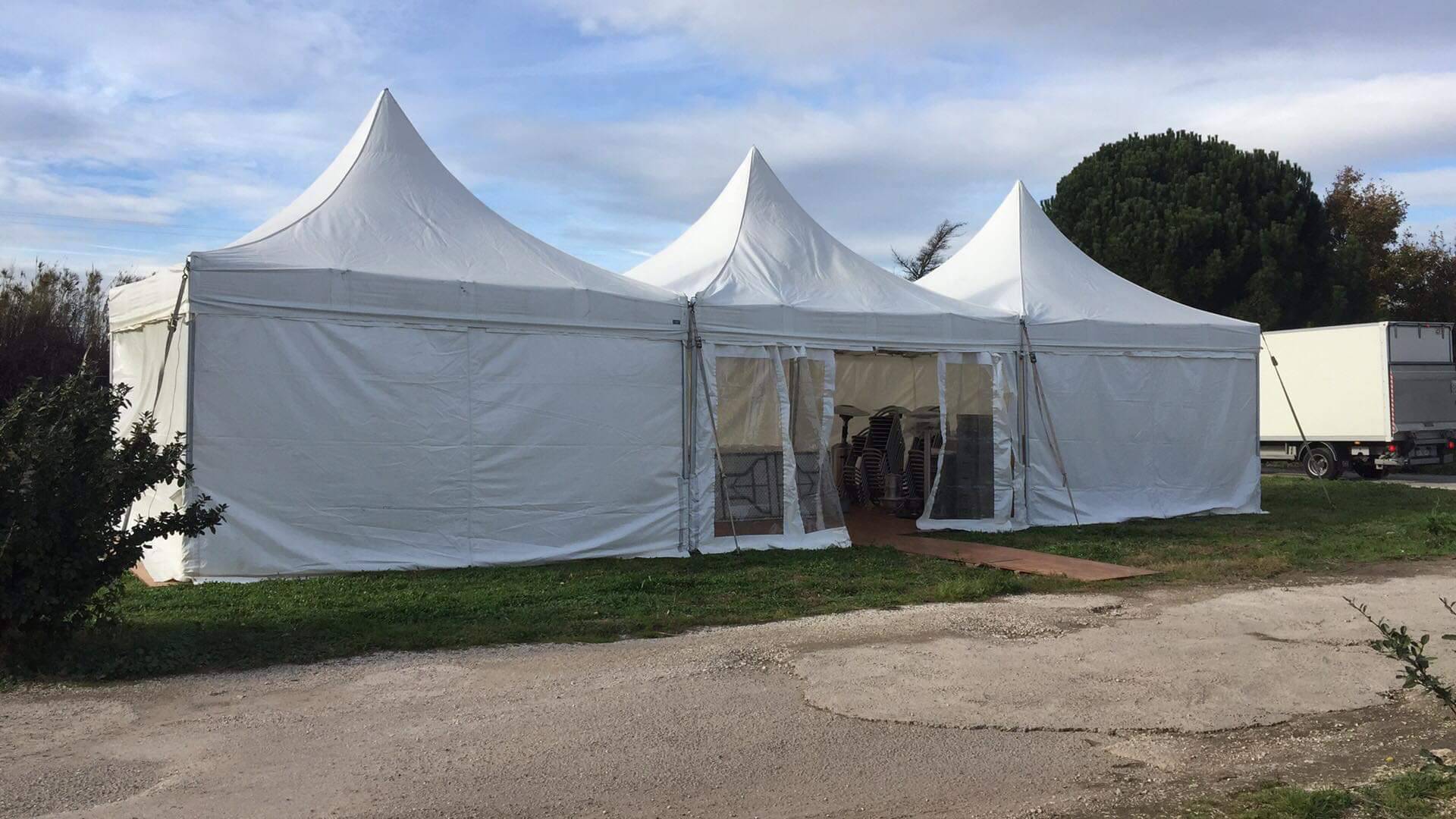 Louer des tentes de réception pour une inauguration à Toulon dans le 83