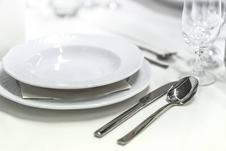 Vaisselle complète à louer pour un repas d'anniversaire de mariage pour 50 personnes à La Seyne sur Mer dans le 83