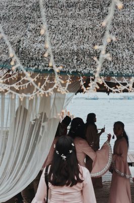 Rideau de guirlandes lumineuses suspendus